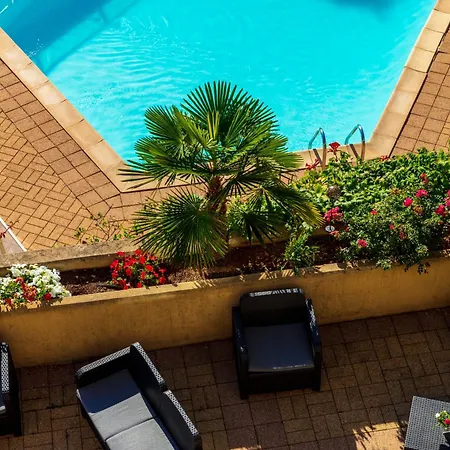 Hotel Logis Noemys Morgon 3*